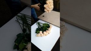 Как собрать красивый букет роз по спирали