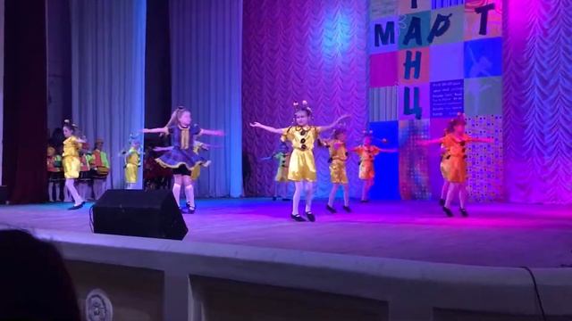 Танец «смайликов» смотреть онлайн