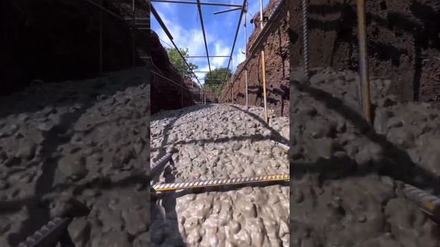 ЗАЛИВАЕМ БЕТОН в фундамент. Марка М-250, В20. На периметр 30 м., высота 1 м. - ушло 19 м³ бетона. смотреть онлайн