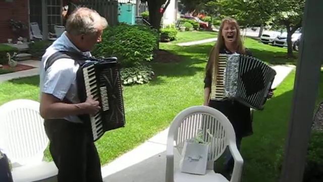 Tina & Wally playing accordion смотреть онлайн