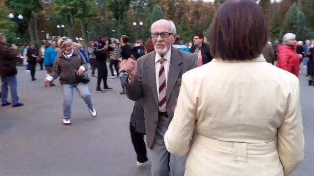 АХ, СМУГЛЯНКА-МОЛДОВАНОЧКА! ЛЕТО 2021 ТАНЦЫ В ПАРКЕ ГОРЬКОГО ХАРЬКОВ смотреть онлайн