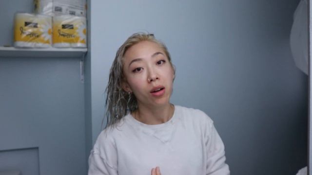 BLEACHING + TONING MY HAIR (PLATINUM BLONDE) AT HOME смотреть онлайн