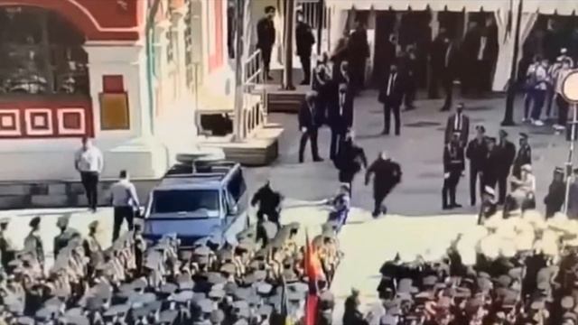 Безумие на параде: разбивший окно автомобиля ФСО на Красной площади солдат попал на видео смотреть онлайн