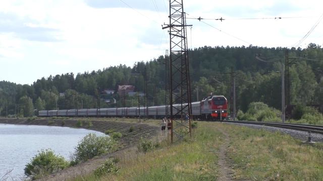 ЭП2К-322 с пассажирским поездом и приветливой бригадой едет по берегу водохранилища смотреть онлайн