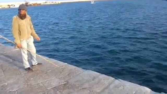 Рыбаки ; свежая рыбка ; рыбный базар на юге Италии смотреть онлайн