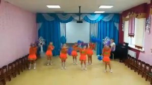 Танец с султанчиками " Дельфины"