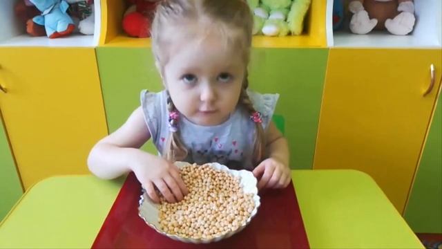 Игра с крупой для детей 2-3 лет! #BerryKids смотреть онлайн
