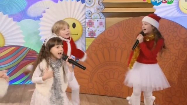 «Непоседы» - Маленькой ёлочке холодно зимой (С добрым утром, малыши!, 31_12_2016).mp4 смотреть онлайн