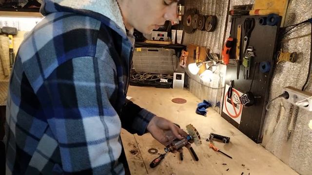 Отзыв. Сломалась Эксцентриковая Шлифовальная машина Dexter Power 350Вт + Замена липучки. смотреть онлайн