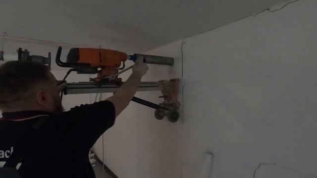 Как пробурить отверстие в бетонной стене. Алмазное бурение.