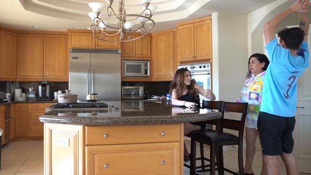 Being PDA w/ Girlfriend in Front of MY FAMILY To See How They React... смотреть онлайн