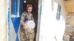«Building a house in the land of nomads: the promise of happiness in a clean day and everyday life»