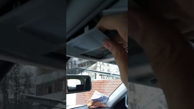 Снять передний плафон салона Skoda Kodiaq