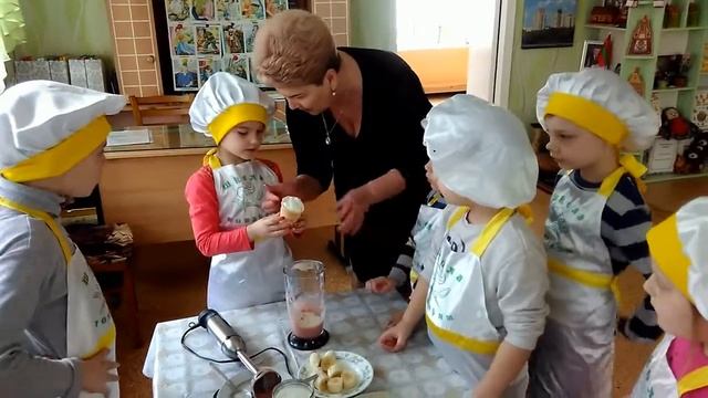 Бананово-клубничный молочный коктейль смотреть онлайн