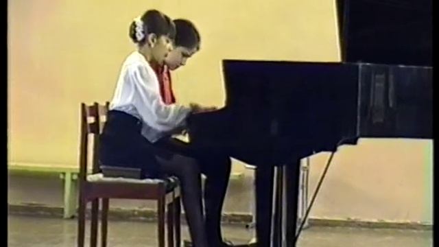 Аня и Маша играют "танец Анитры" смотреть онлайн
