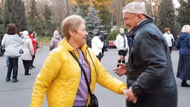 АЙ ЛАВ Ю,ВЕСЕЛЫЕ ТАНЦЫ В ПАРКЕ ГОРЬКОГО. смотреть онлайн