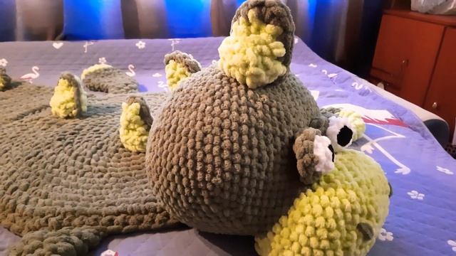 Вязаный детский коврик - игрушка динозавр Дино из пряжи Alize Puffy смотреть онлайн