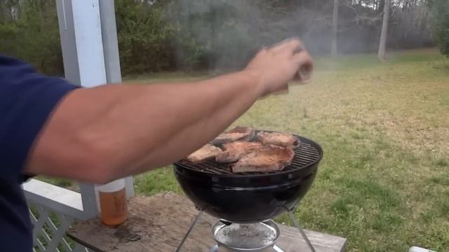 Weber Smokey Joe - Grillin' BBQ Pork Chops смотреть онлайн
