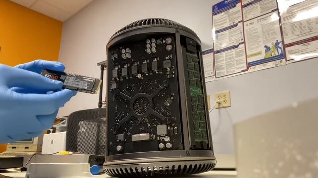 Installing a Samsung SSD in a 2013 Mac Pro смотреть онлайн