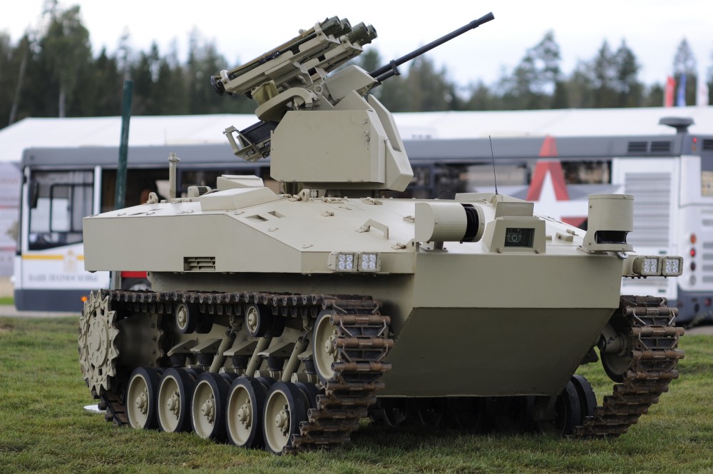 Боевой российский робота УРАН-9. Век новых технологий боевых робот. Сталь, технологии и ИИ смотреть онлайн