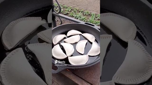 Жарим чебуреки на даче...???.mp4
