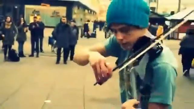 парнишка офигенно исполняет!!!