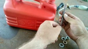 Топливный бак для лодочного мотора из пластиковой канистры.