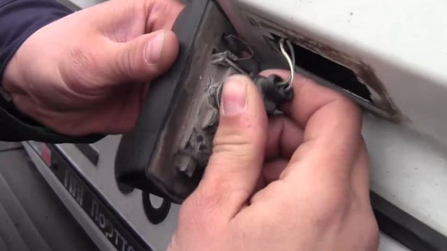 Fiat Doblo. Замена лампочки подсветки номера смотреть онлайн