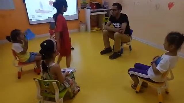 24- Blindfold Game | Muxi's ESL classroom fun game | Teaching in China смотреть онлайн