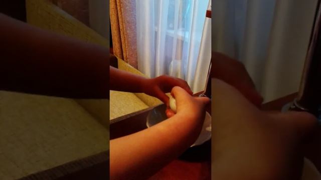 Как легко отделить желток от белка смотреть онлайн