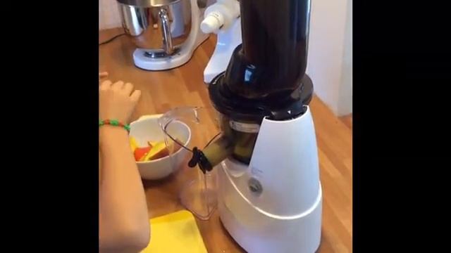 Kinderleicht entsaften mit dem Kuvings Slow Juicer смотреть онлайн