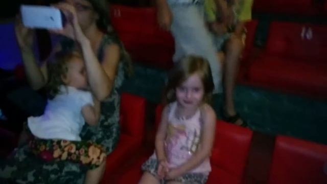 В кукольном театре, ждём начало представления смотреть онлайн