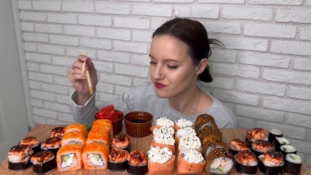 МУКБАНГ РОЛЛЫ ЗАПЕЧЕННЫЕ ГОРЯЧИЕ ФИЛАДЕЛЬФИЯ СУШИ MUKBANG ROLLS PHILADELPHIA SUSHI смотреть онлайн