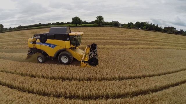 New Holland CX 8060 filmed with the DJI Phantom. смотреть онлайн