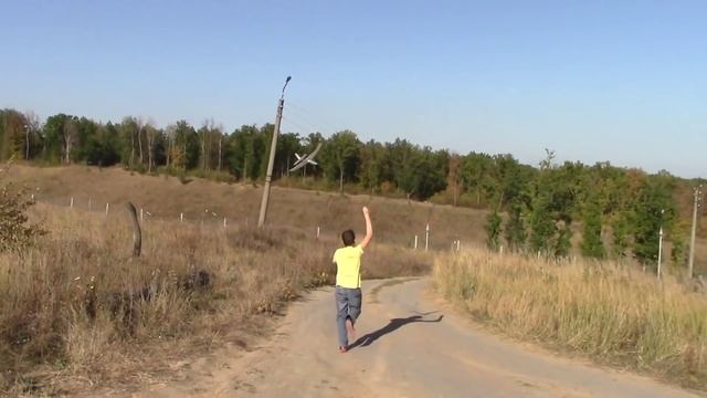 Как сделать самолет своими руками! Запуск летающего самолета. Простой планер дома - Отец и Сын смотреть онлайн