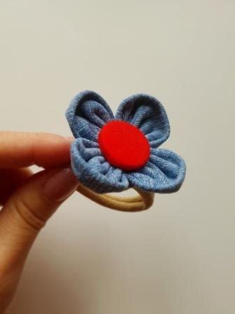 Старые джинсы не выбрасывайте. Посмотрите, как быстро сделать резинку для волос из них. смотреть онлайн