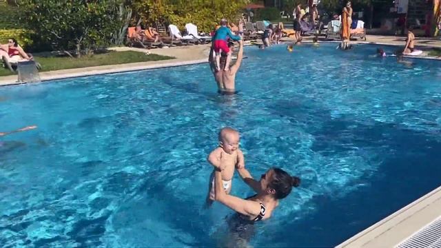 05.11.21 ? малыш Боб плавает в бассейне с мамой ? Грудничковое плавание ? Baby is swimming in a poo смотреть онлайн