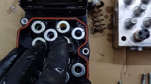 Разбираем блок ABS.Смотрим из чего состоит.