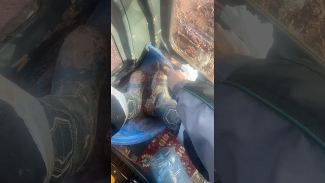 Чистим сапоги от глины смотреть онлайн