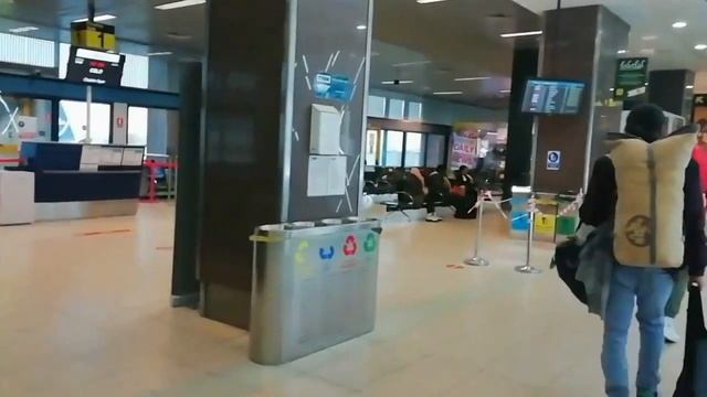 Airport Henri Coanda boarding area, Bucharest, December 2020 смотреть онлайн