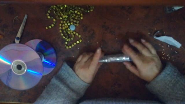 Удобная полочка для лаков из ненужных материалов, просто и удобно.