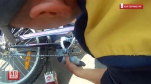 Спасатели вытаскивают ногу ребенка из велосипеда