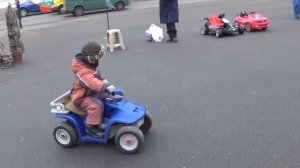 ДЕТИ КАТАЮТСЯ НА ЭЛЕКТРОМОБИЛЯХ
