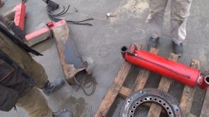 Ремонт манипулятора. Разбираем и пескоструем стрелу Unic500. Разбираем двигатель.Часть1