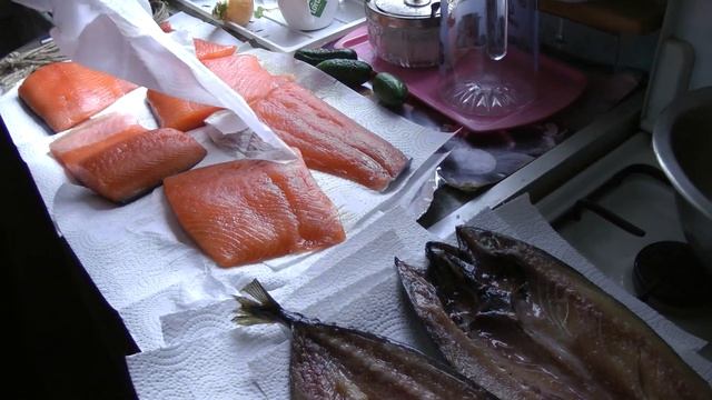 Рыба холодного копчения ЛОСОСЬ И СКУМБРИЯ.Деликатесы в керамическом гриле. смотреть онлайн