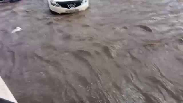 В центре Саратова ветром унесло крышу магазина, дороги затоплены, падают деревья смотреть онлайн