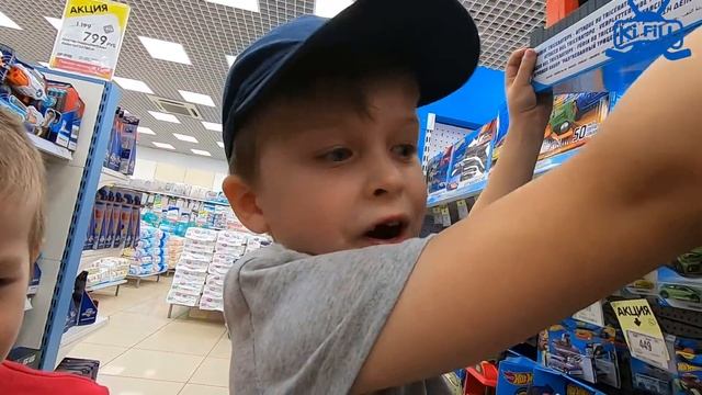 Какие новые ИГРУШКИ Кирилл и Филипп купят В МАГАЗИНЕ? // KiFill boys смотреть онлайн