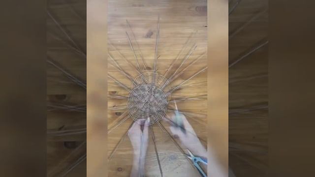 МК плетёный уютный поднос из бумажной лозы смотреть онлайн