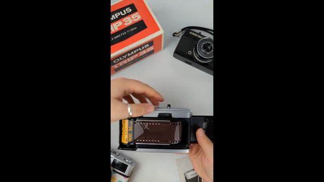 How To: Load 35mm Film into an Olympus Trip 35 смотреть онлайн