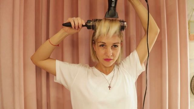 BeautyHack дня: как сделать объемную челку за минуту с помощью брашинга и фена